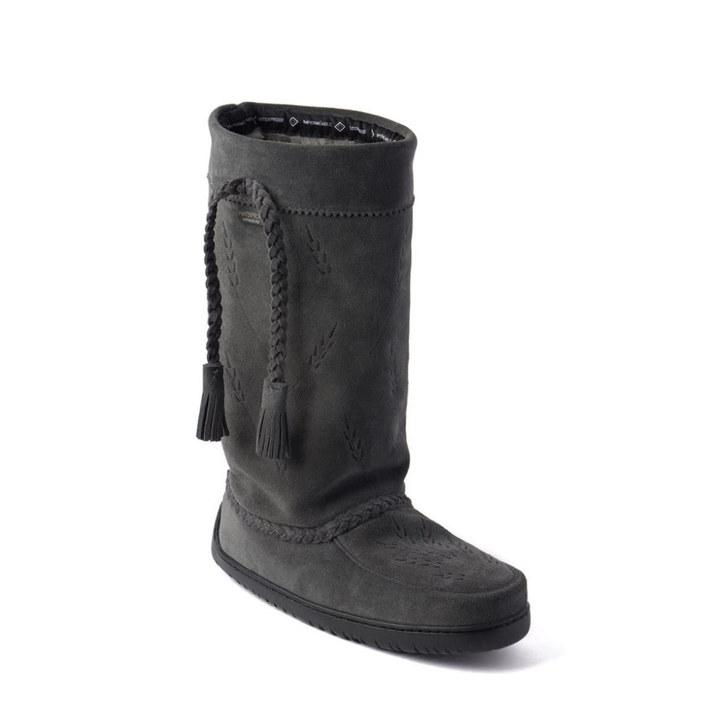 Like new Manitobah Tamarack boots